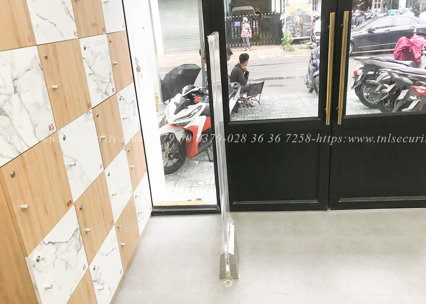 Lap-dat-cong-tu-an-ninh-chong-trom-cho-shop-thoi-trang-tai-Nguyen-Tieu-La-Quan-10